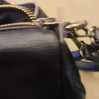 Metal Aksamı Çıkan Çanta Ve Derimod’un 15 Gün Kısıtlamasıyla Sorumluluk Reddi