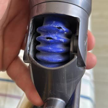 Dyson V15 Gırtlak Hortumu Garanti Süresinde Delindi: Ücretsiz Değişim Talebi