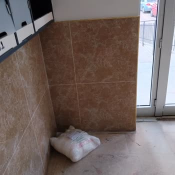 PTT Kargo Paketi Kapıya Getirilmeden Dış Girişte Bırakıldı