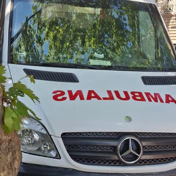 Üsküdar Bağlarbaşı’nda Hurda Ambulanslar Sokakta İşgal Ediyor Ve Belediye Müdahalesi Yok