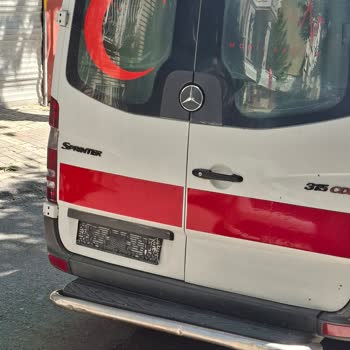 Üsküdar Bağlarbaşı’nda Hurda Ambulanslar Sokakta İşgal Ediyor Ve Belediye Müdahalesi Yok