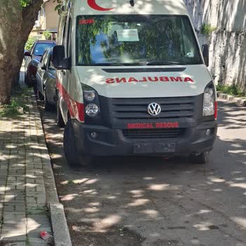 Üsküdar Bağlarbaşı’nda Hurda Ambulanslar Sokakta İşgal Ediyor Ve Belediye Müdahalesi Yok