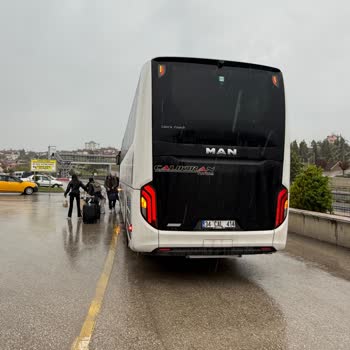 Bebekli Yolculara Süt Yardımı Verilmedi, Havalimanı Yerine Yol Kenarında Bırakıldı