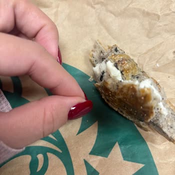 Starbucks Şubesinde Hijyen İhlali: Simitte Kıl, Getir’in Cevapsızlığı