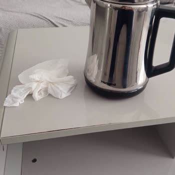 Sürekli Su Sızdıran Çay Makinesi Ve Masamda Hasar