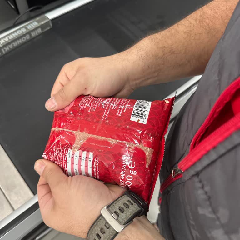 BİM'de Yırtılmış Paketli Rutubetli Fıstık Sağlık Riski