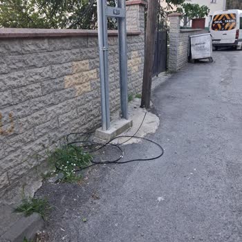 İSKİ Kamyonunun Kader Sokak'ta İnternet Kablosunu Kırması İş Ve Eğitim Mağduriyetine Yol Açtı