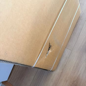Kargo Personelinin Ağır Ürünü Asansörsüz Dairenin Önüne Bırakması, Hasar Ve Sağlık Riski