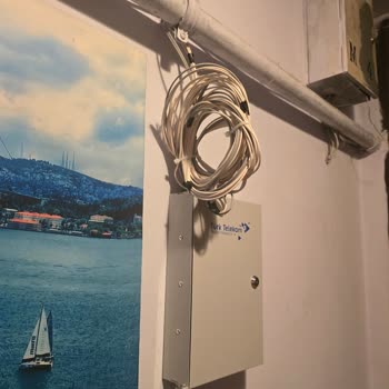 Bina Girişindeki Kabloların Dışarıda Kaldığı Dağınık Ve Güvensiz Montaj