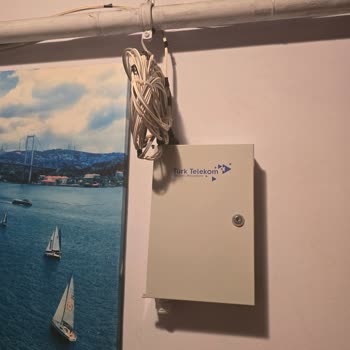 Bina Girişindeki Kabloların Dışarıda Kaldığı Dağınık Ve Güvensiz Montaj