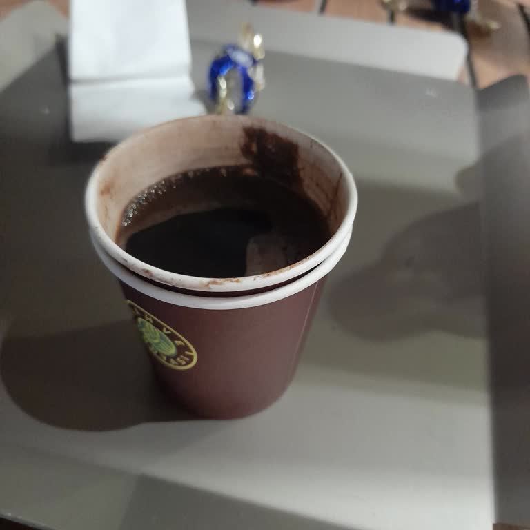 Kapama Saati Yakınında Kahve Dünyası'nda Americano Reddi Ve Karton Bardak Servisi