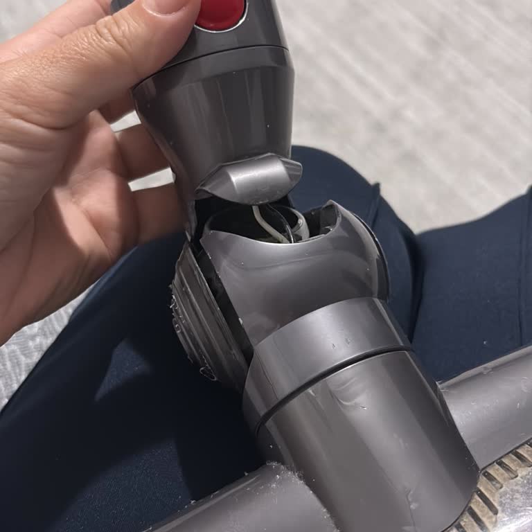 Dyson V8 Başlığı Normal Kullanımda Çıktı