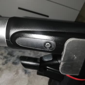 Bosch Dikey Süpürgede Plastik Parçaların Sürekli Çatlaması Ve Tazminat İsteği