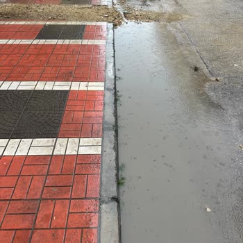 Aksa Gaz’ın Düşük Dikkati Sonucu Dükkan Önünde Çamur Ve Su Birikintisi