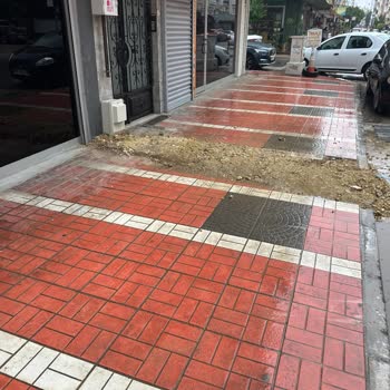 Aksa Gaz’ın Düşük Dikkati Sonucu Dükkan Önünde Çamur Ve Su Birikintisi