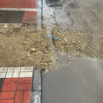 Aksa Gaz’ın Düşük Dikkati Sonucu Dükkan Önünde Çamur Ve Su Birikintisi