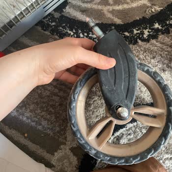 Bebek Arabasının Tekerinin Düşmesi Ve Mağazanın Çözüm Sunamaması