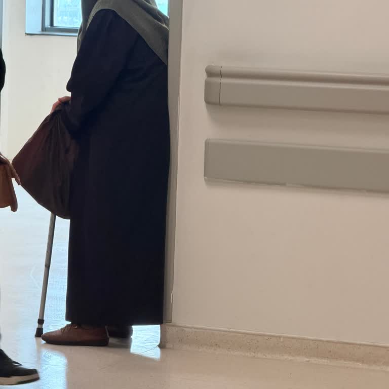 Beyin Ve Sinir Cerrahisi Bekleme Alanında Oturma Eksikliği