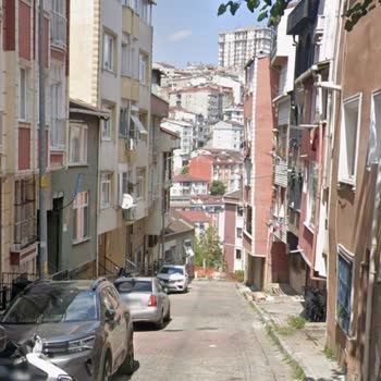 Çelenk Sokak'ta Çöken Taşlar Su Sızdırıyor Asfalt Yenileme Talebi