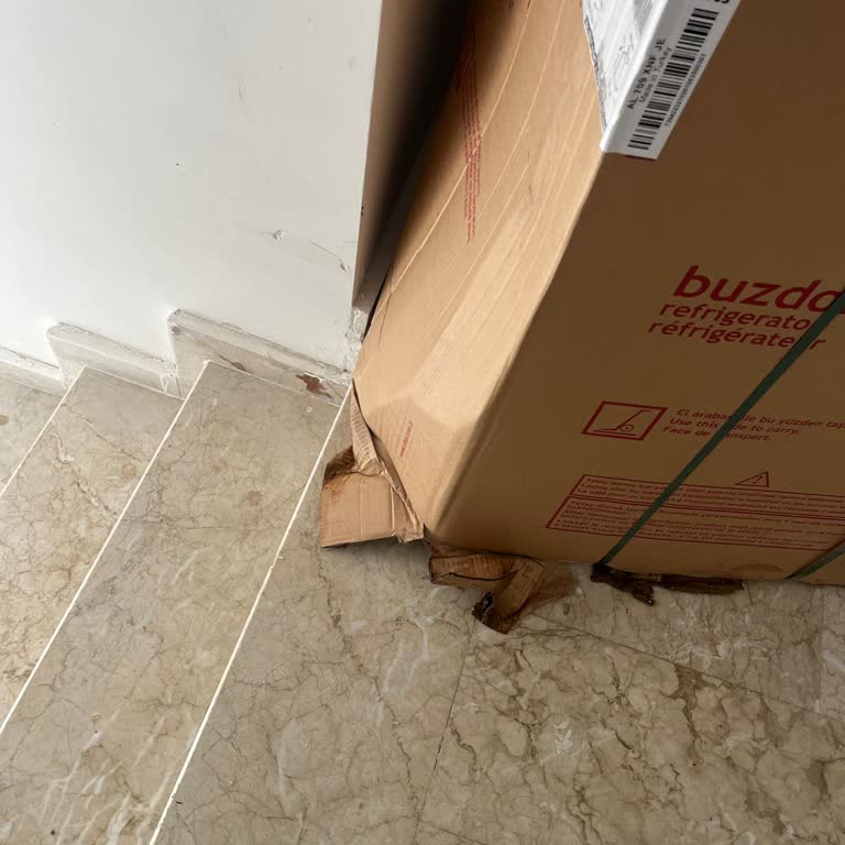 Kargo Personelinin Yağmurda Dondurucuyu Dışarı Bırakma Ve Kaba Davranışı