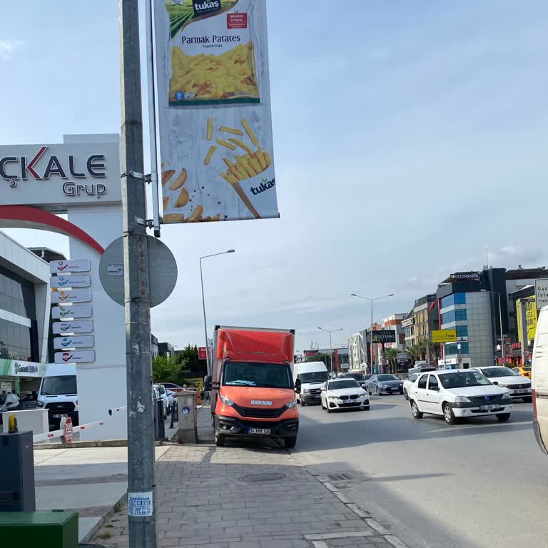 Media Markt'ın Kaldırıma Park Etmesi Yaya Güvenliğini Tehlikeye Atıyor
