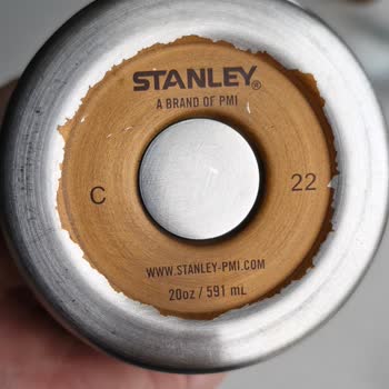 Stanley Termosunun Kaplaması Soyuluyor, Kapağı Sızdırıyor Ve Değişim Talebi