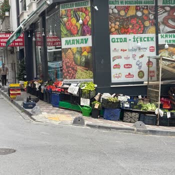 Kaldırımlar Ve Merdivenler Esnaflar Tarafından İşgal Ediliyor, Yayalar İçin Tehlike