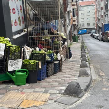 Kaldırımlar Ve Merdivenler Esnaflar Tarafından İşgal Ediliyor, Yayalar İçin Tehlike