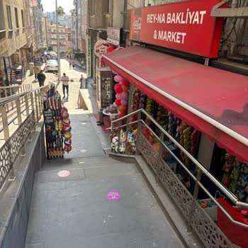 Kaldırımlar Ve Merdivenler Esnaflar Tarafından İşgal Ediliyor, Yayalar İçin Tehlike