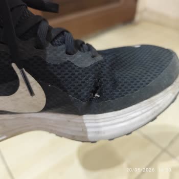 Nike Ayakkabı Kısa Sürede Delindi, Mağaza Sorumluluk Almıyor