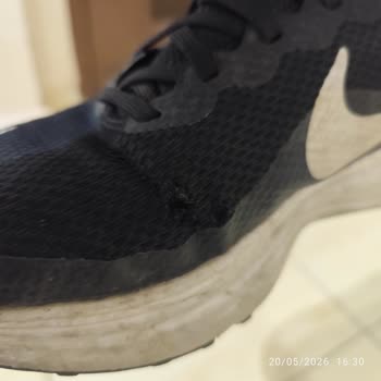 Nike Ayakkabı Kısa Sürede Delindi, Mağaza Sorumluluk Almıyor