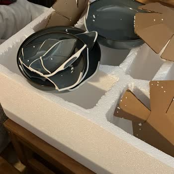 Kırık Porselen Parçalar Ve 10 Günlük Cevapsız Satıcı Yanıtı