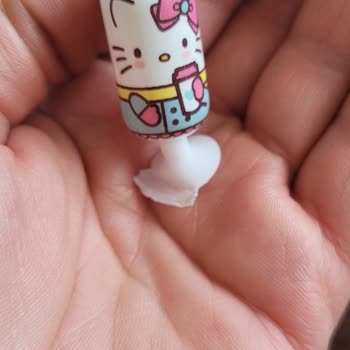 Hello Kitty Sürpriz Yumurtasındaki Hasarlı Oyuncak