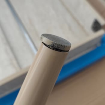 Masadaki Pabuçların Kalitesizliği Ve Bükülmüş Sandalye İçin Hızlı Çözüm Talebi