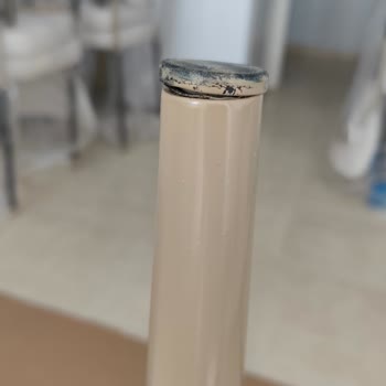 Masadaki Pabuçların Kalitesizliği Ve Bükülmüş Sandalye İçin Hızlı Çözüm Talebi