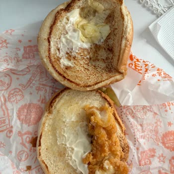Popeyes Pendorya Şubesinde Sandviçlerde Yanıltan Et Miktarı Ve Parçalanmış Tenders
