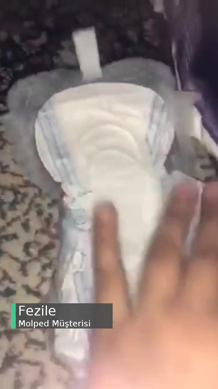 Molped Yapışkanı Pamuklu Bölgeye Yapışmış Kanatlarda Yapışkan Yok Hijyen Yok videonun kapak resmi