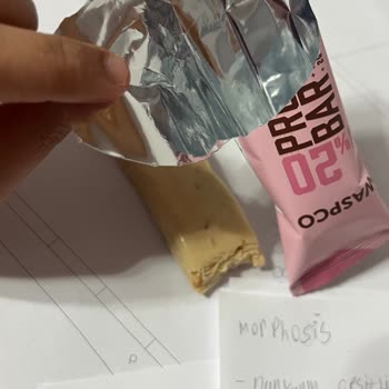 Çilek Aromalı Protein Barında Anormal Küçük Boyut Ve Hijyen Şüphesi