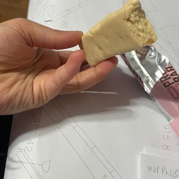 Çilek Aromalı Protein Barında Anormal Küçük Boyut Ve Hijyen Şüphesi