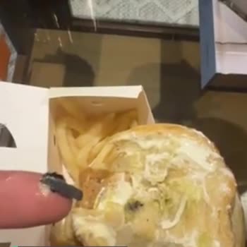 Popeyes Burgerin İçinden Çıkan Plastik