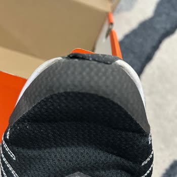 FLO Mağazasında Satın Alınan Nike Ayakkabısının Çabuk Yırtılması Ve Reddedilen İade Talebi