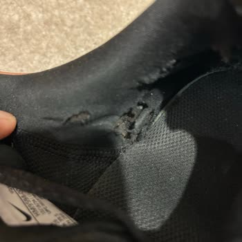FLO Mağazasında Satın Alınan Nike Ayakkabısının Çabuk Yırtılması Ve Reddedilen İade Talebi
