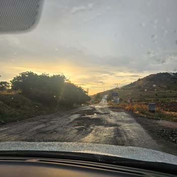 İzmir Dikili Çandarlı Yolunda Tehlikeli Çukur Ve Çökme Durumu Acil Onarım Gerektiriyor