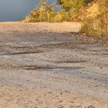 İzmir Dikili Çandarlı Yolunda Tehlikeli Çukur Ve Çökme Durumu Acil Onarım Gerektiriyor