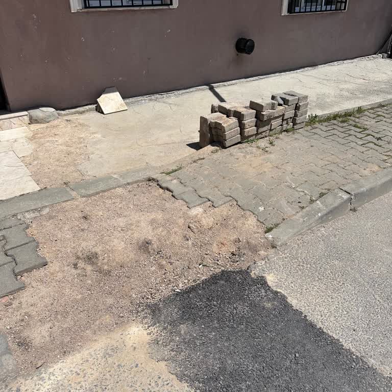 Tuzla’da Su Patlağı Sonrası Bozulmuş Kaldırım İki Aydır Onarılmıyor