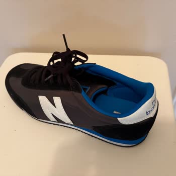 Yürüyen Merdivende Kaygan New Balance Ayakkabı Tabanı Kazaya Yol Açtı
