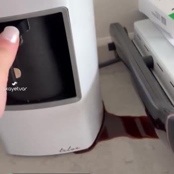 Arçelik K 3300 Mini Telve Kahve Makinesi Kahveyi Akıtıyor