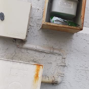Kargo Sokakta Doğalgaz Kutusunun Üzerine Bırakıldı
