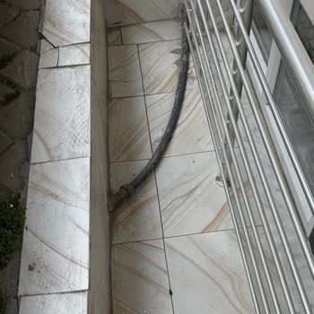 Bodrum Katı Cam Önünde Açık Su Borusu Güvenlik Tehlikesi