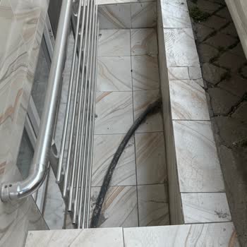 Bodrum Katı Cam Önünde Açık Su Borusu Güvenlik Tehlikesi